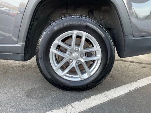 Used 2025 Jeep Grand Cherokee L Laredo AWD/4WD image 34