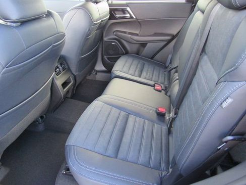 New 2026 Mitsubishi Outlander SE image 8