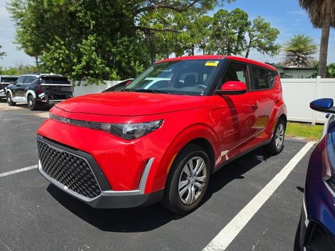 Used 2025 Kia Soul LX FWD image 5