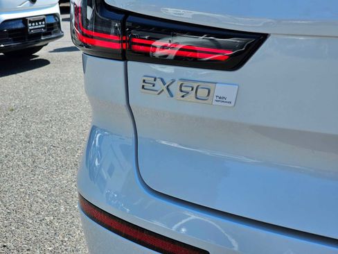 New 2025 Volvo EX90 Plus image 16