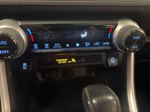 Used 2021 Toyota RAV4 XLE AWD/4WD image 11