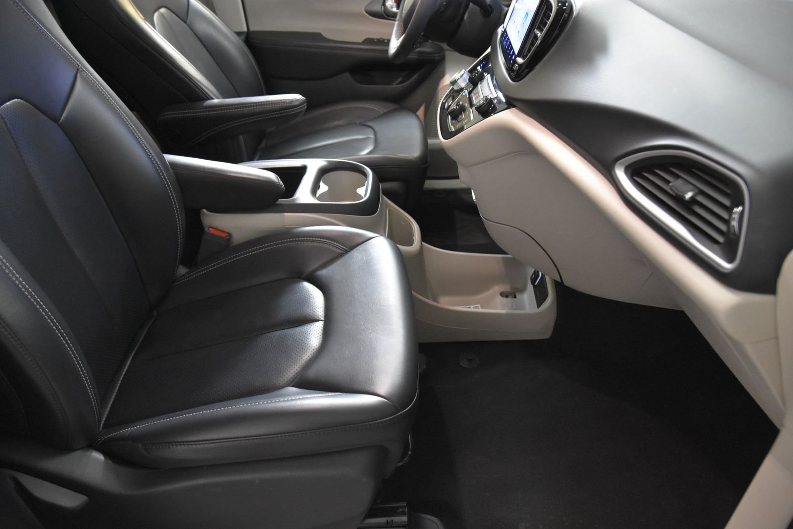 Used 2023 Chrysler Pacifica Touring-L FWD image 33