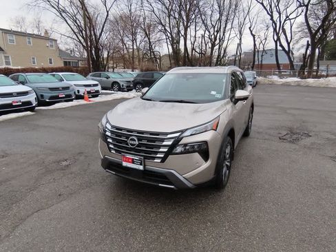 Used 2025 Nissan Rogue SL image 1