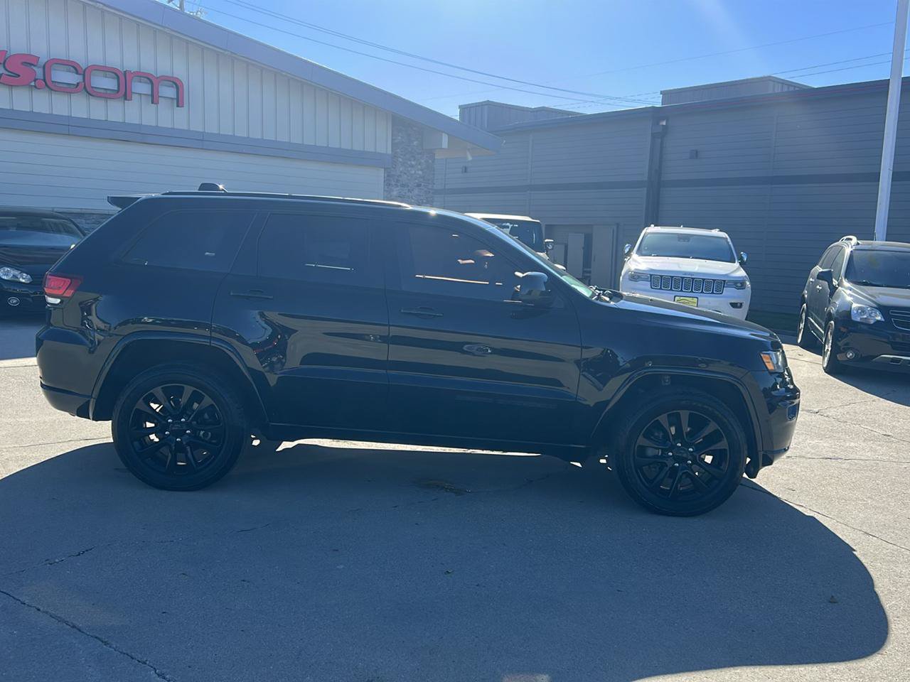 Used 2017 Jeep Grand Cherokee Altitude AWD/4WD image 2