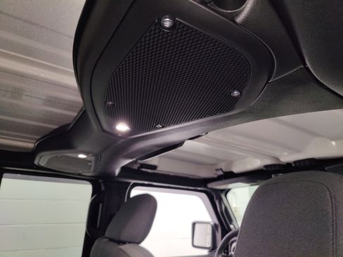 Used 2024 Jeep Wrangler Unlimited image 12