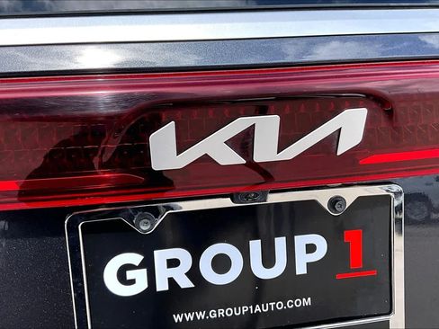 Used 2024 Kia Carnival EX FWD image 31