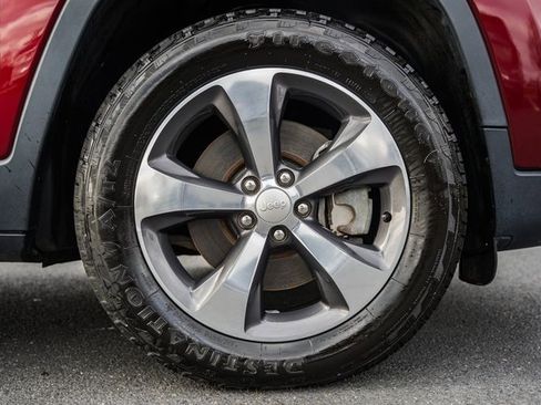 Used 2019 Jeep Cherokee Limited image 19