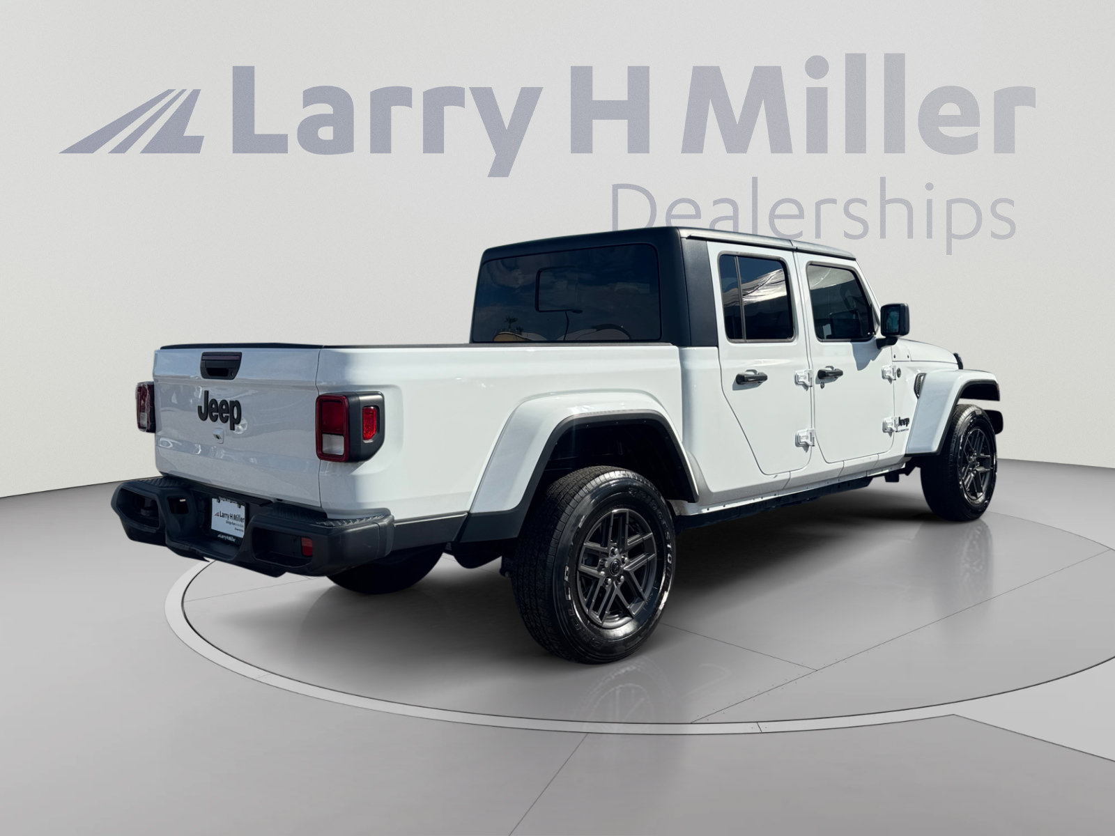 Used 2024 Jeep Gladiator Sport AWD/4WD image 3