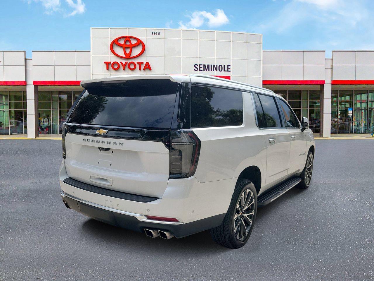 Used 2025 Chevrolet Suburban High Country RWD image 3