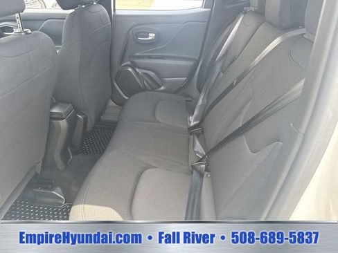 Used 2023 Jeep Renegade Latitude AWD/4WD image 15