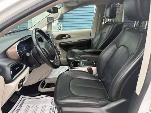 Used 2018 Chrysler Pacifica Touring-L Plus w/ Advanced Safetytec Group FWD image 36
