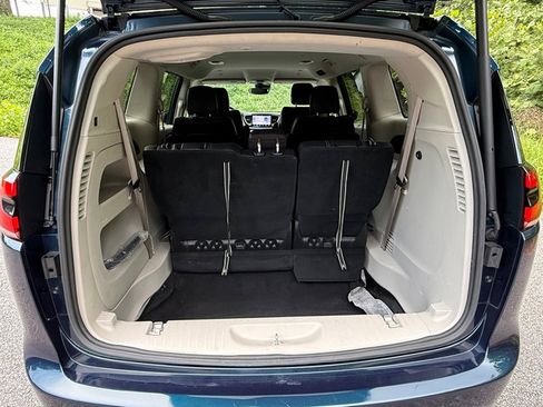Used 2022 Chrysler Pacifica Touring-L FWD image 17