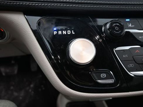 Used 2024 Chrysler Pacifica Select image 24