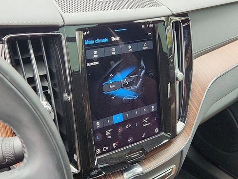 Used 2022 Volvo XC60 B5 Inscription w/ Climate Package image 17