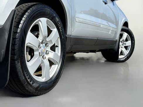 Used 2017 Chevrolet Traverse LT w/ Style and Technology Package image 16