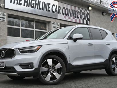 Used 2021 Volvo XC40 T5 Momentum w/ Premium Package