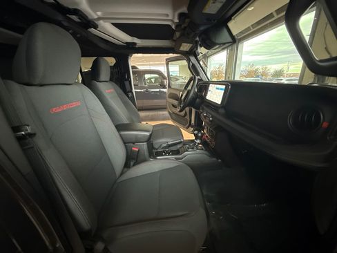 Used 2025 Jeep Wrangler Unlimited Rubicon image 25