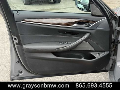 Used 2022 BMW 530e xDrive w/ Premium Package image 17