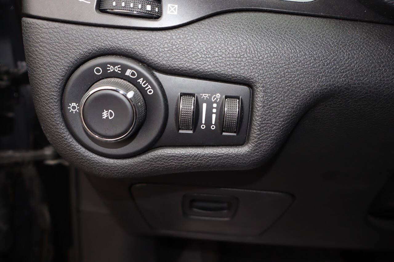 Used 2019 Jeep Cherokee Trailhawk w/ Cold Weather Group AWD/4WD image 19