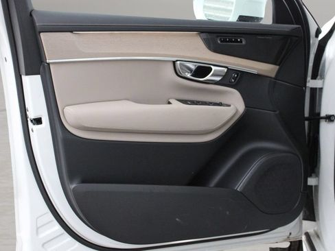 Used 2025 Volvo XC90 B5 Ultra AWD/4WD image 16