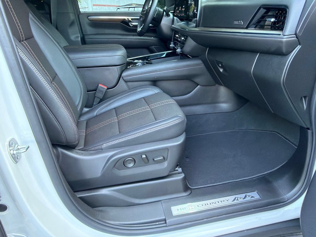 Used 2025 Chevrolet Tahoe High Country RWD image 13