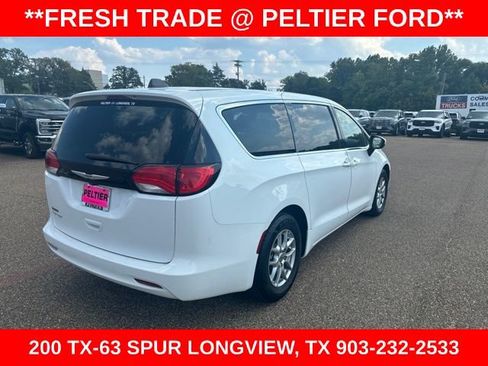 Used 2022 Chrysler Voyager LX FWD image 12