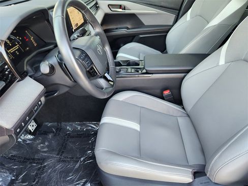 Used 2025 Toyota Camry SE image 9