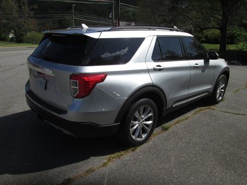 Used 2020 Ford Explorer XLT w/ Equipment Group 202A AWD/4WD image 3