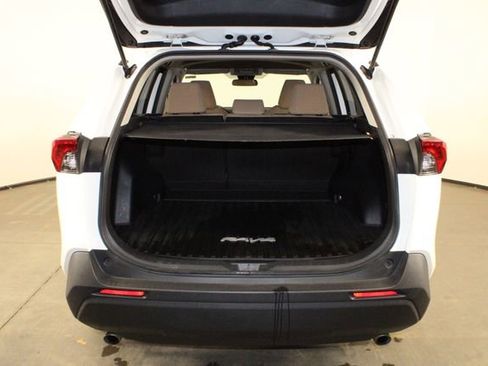 Used 2020 Toyota RAV4 LE image 13