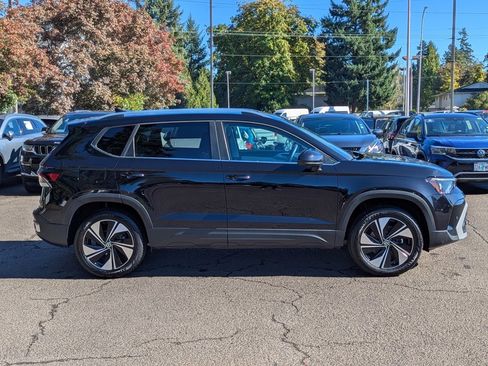 Used 2025 Volkswagen Taos SE w/ Panoramic Sunroof Package image 6