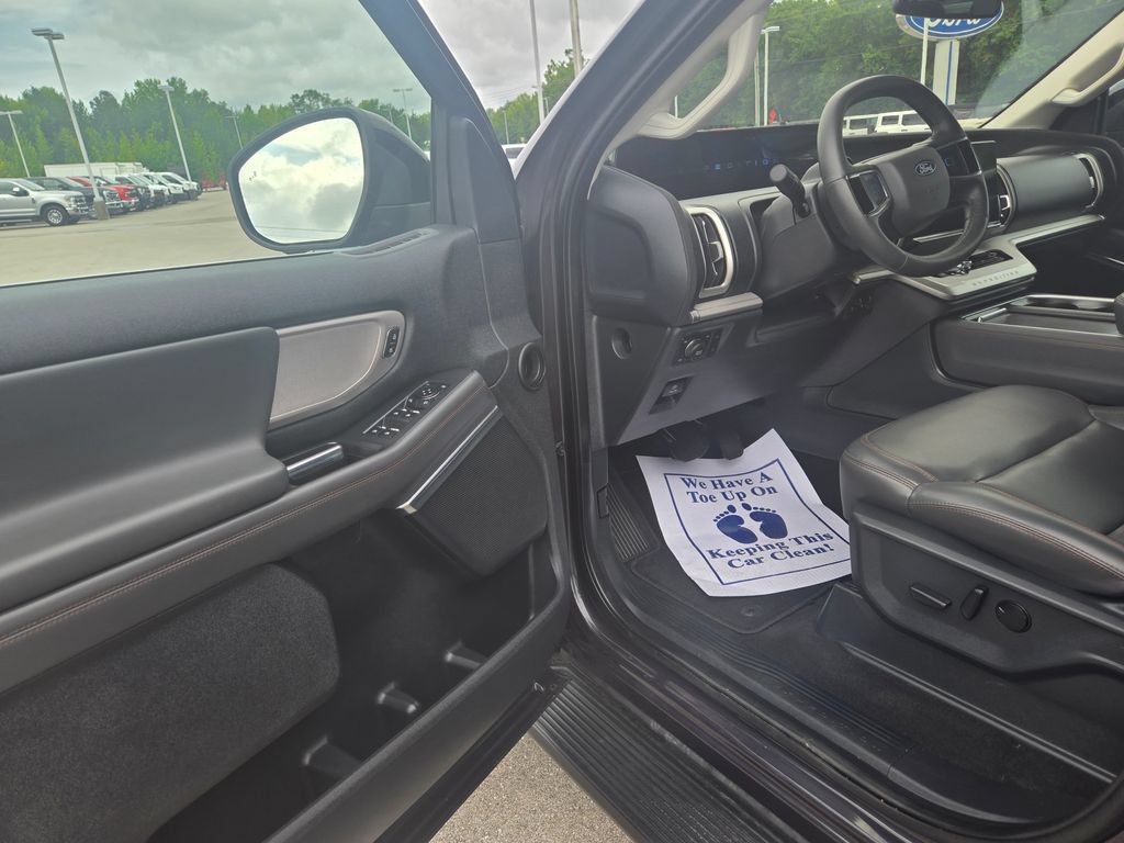 Used 2025 Ford Expedition Max Active AWD/4WD image 6