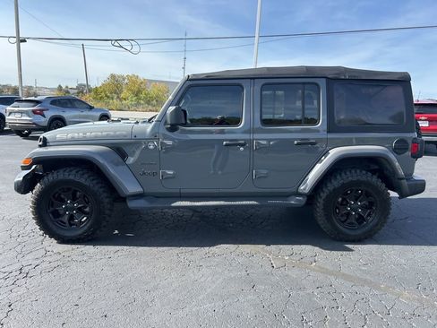 Used 2018 Jeep Wrangler Unlimited Sahara image 9
