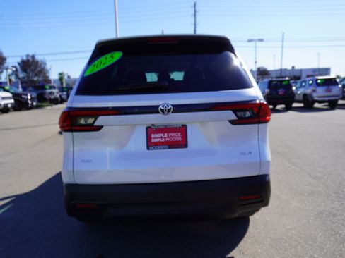 Used 2025 Toyota Grand Highlander AWD image 10