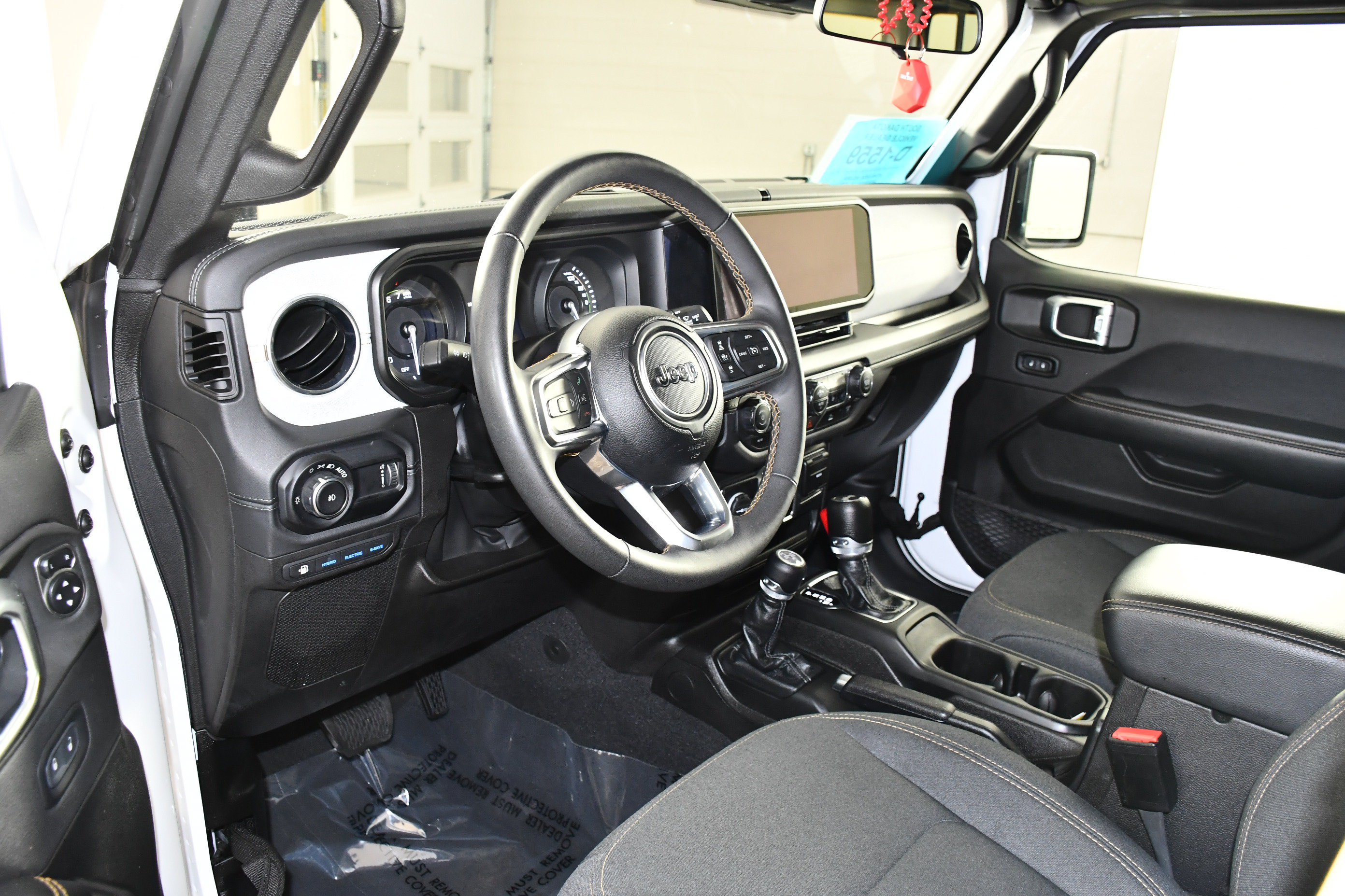 Used 2024 Jeep Wrangler Unlimited Sahara AWD/4WD image 2