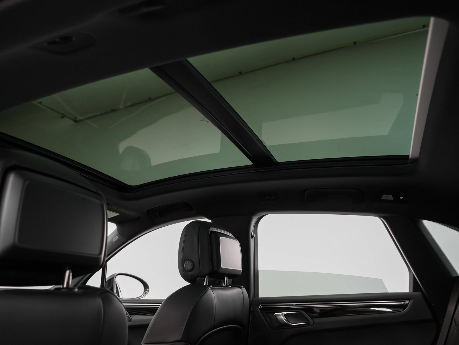 Certified 2025 Porsche Macan AWD/4WD image 40