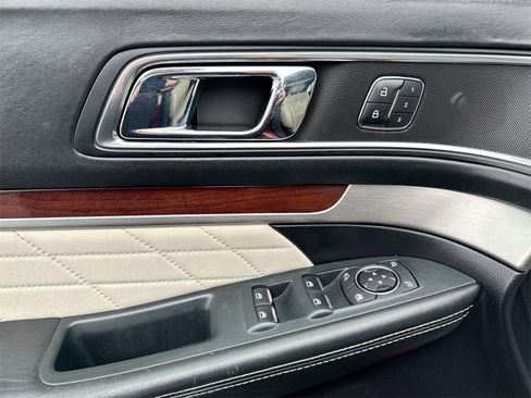 Used 2019 Ford Explorer Platinum image 22