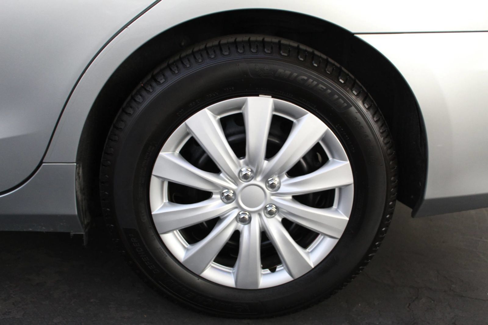 Used 2017 Toyota Camry LE FWD image 32