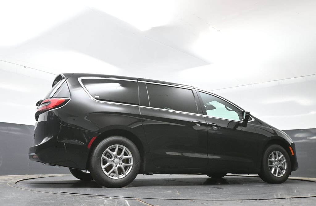 New 2027 Chrysler Pacifica Select w/ Family Tech Group FWD image 39
