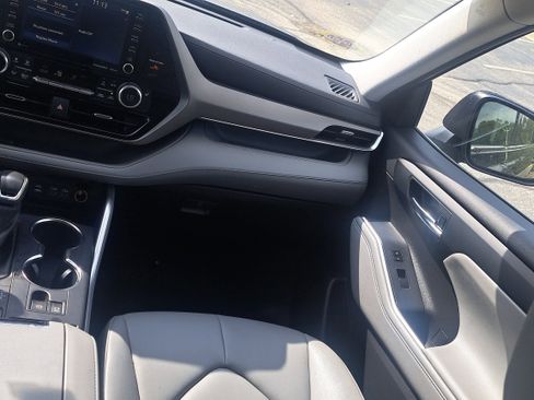 Used 2022 Toyota Highlander XLE image 17