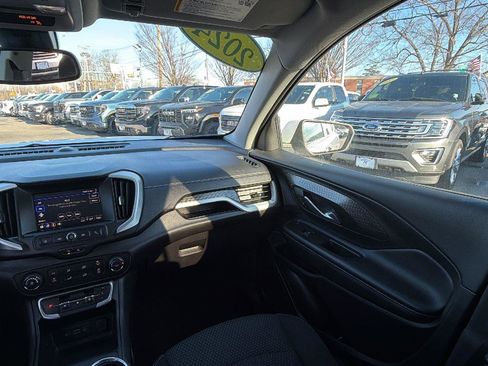 Used 2024 GMC Terrain SLE image 25