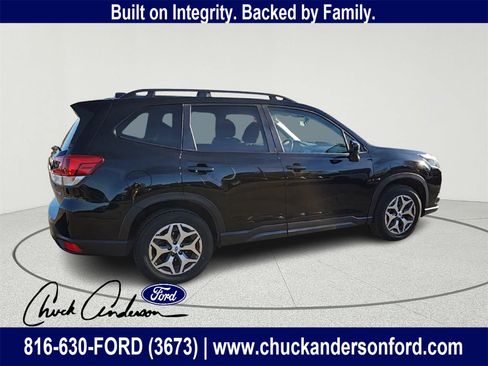 Used 2023 Subaru Forester Premium image 3