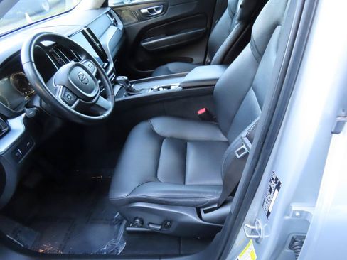 Used 2019 Volvo XC60 T6 Momentum w/ Multimedia Package AWD/4WD image 15