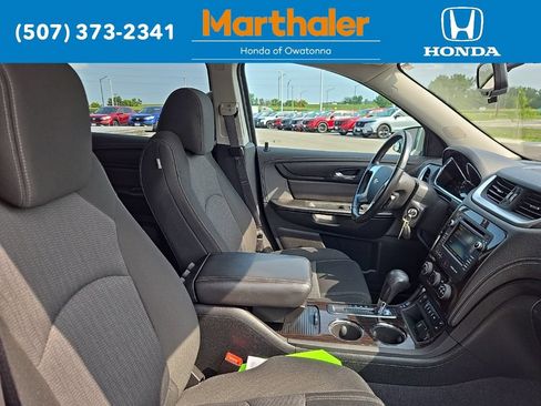 Used 2017 Chevrolet Traverse LT FWD image 19