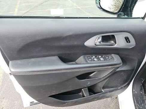 Used 2025 Chrysler Pacifica Limited FWD image 20