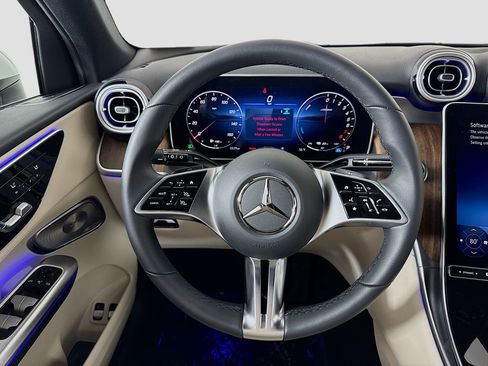 Used 2025 Mercedes-Benz GLC 350e 4MATIC image 11