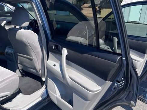 Used 2013 Toyota Highlander 4WD w/ Cold Weather Pkg image 17