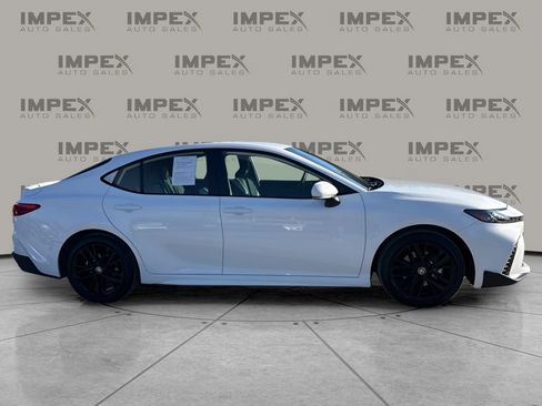 Used 2025 Toyota Camry SE image 6