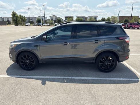 Used 2018 Ford Escape SE w/ SE Sport Appearance Package FWD image 2