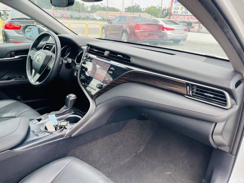 Used 2019 Toyota Camry XLE FWD image 23