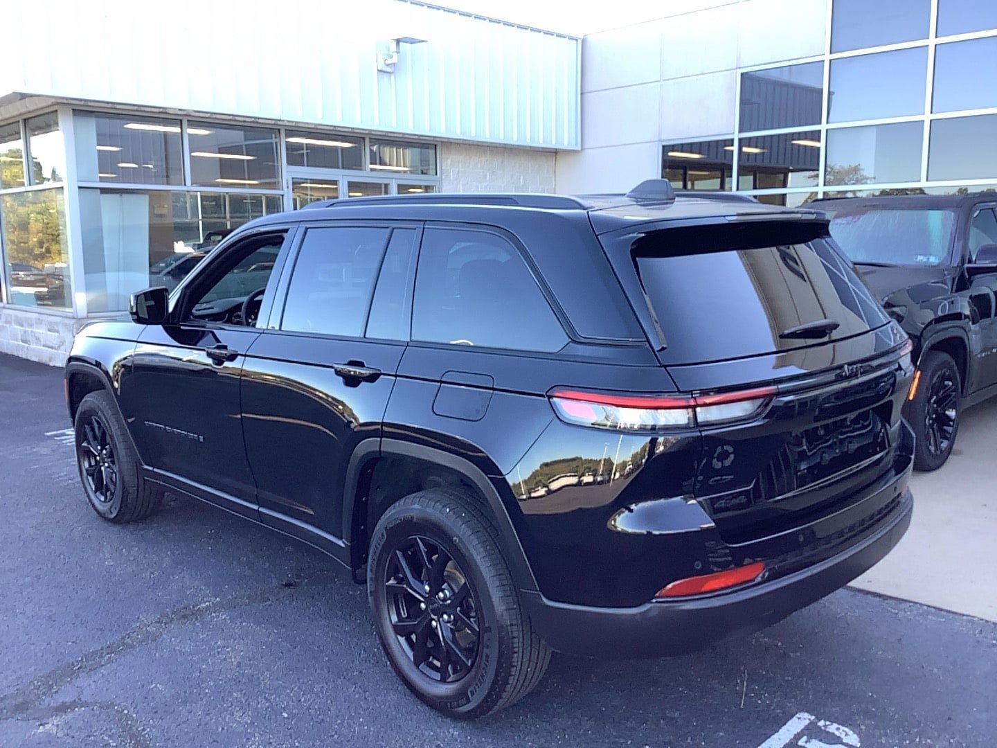 Certified 2025 Jeep Grand Cherokee Altitude AWD/4WD image 6
